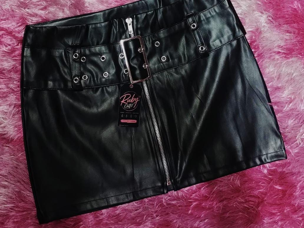 Falda Negra de Cuero Sintético — Ruby Outfit